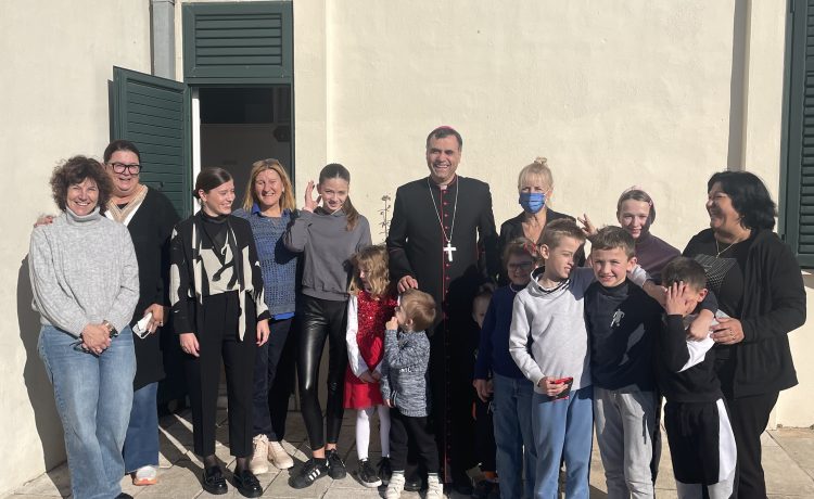 Biskup u posjetu Centru Maslina