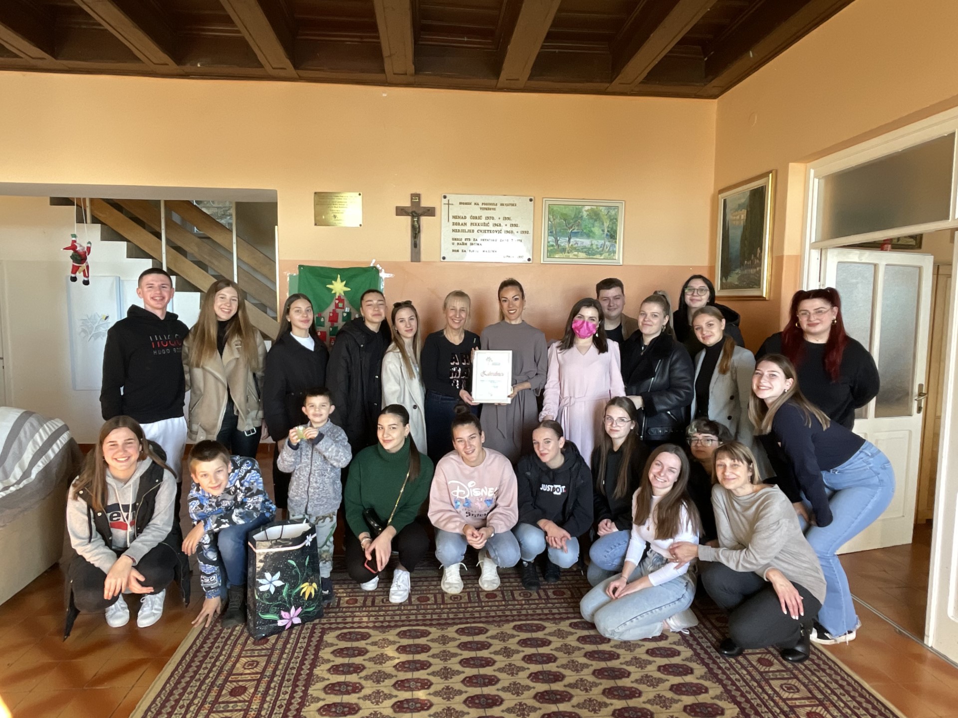 Danas, 18. prosinca 2023., u posjetu djeci i mladima Centra Maslina došli su učenici 3.A razreda Medicinske škole Dubrovnik u pratnji profesorica Marije Vijolić Hilić, Jelene Dominiković i Zorice Vidojević. [&hellip;]